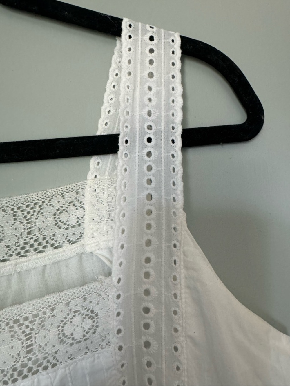 Sundance White dress with lace trim &eyelet details - Picture 4 of 7
